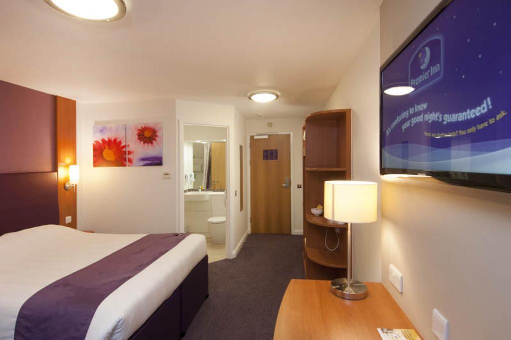 Premier Inn Newcastle City Centre Millennium Bridge Экстерьер фото